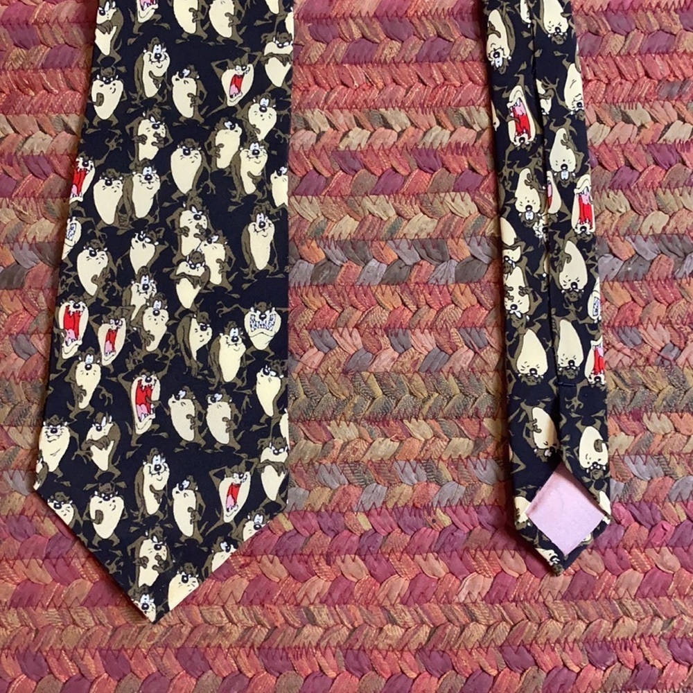 VINTAGE LOONEY TUNES 100% SILK TAZ ALL OVER PRINT TIE